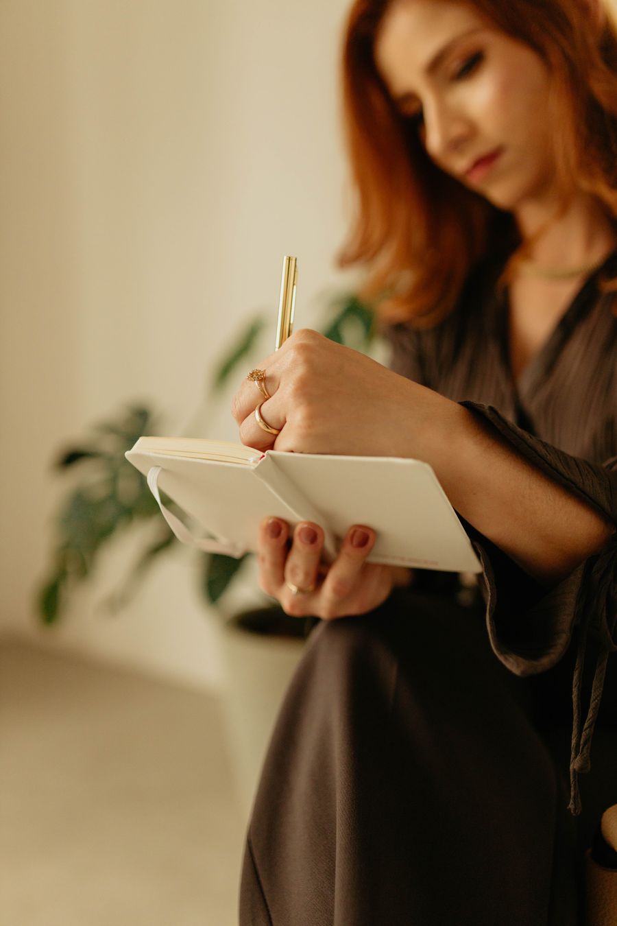 Marina Serejo fazendo anotações em um caderno